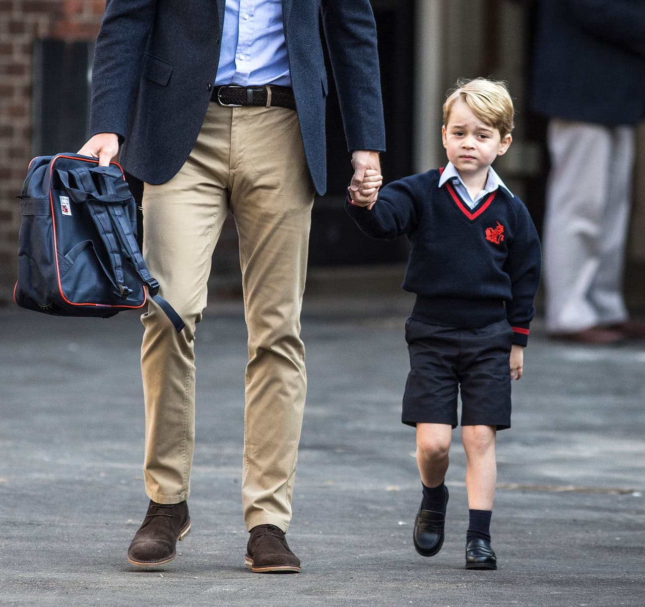 La diversidad cultural es tan amplia, que en el colegio se hablan 19 idiomas aunque el pequeño 
<b><a href="http://www.univision.com/entretenimiento/ya-sabemos-por-que-kate-middleton-regano-al-principe-george-en-la-boda-de-pippa">George</a></b>llevará clases de francés y, a partir del quinto año, latín.