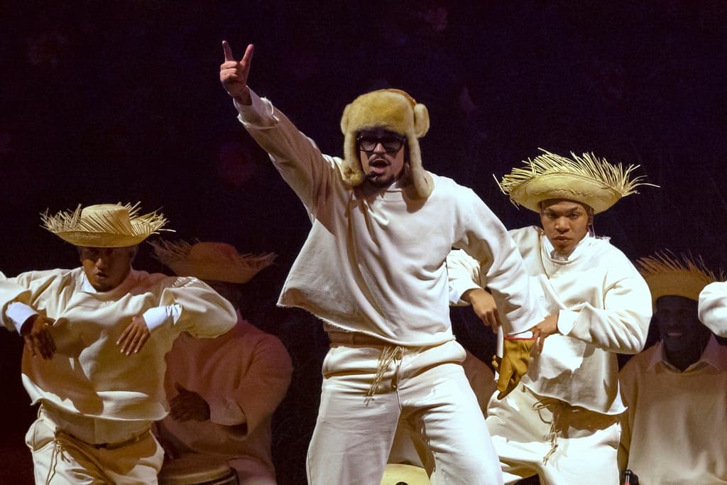 <b>Impacto económico inusual en temporada baja:</b>
<br>En pleno verano, cuando el turismo suele disminuir, 
<a href="https://www.univision.com/local/puerto-rico-wlii/la-residencia-de-bad-bunny-un-fenomeno-economico-sin-precedentes-en-puerto-rico">la serie de conciertos atrajo a más de 600,000 visitantes</a>, generando alrededor de 186 millones de dólares y creando más de 3,600 empleos en sectores como hotelería, transporte y comercio.