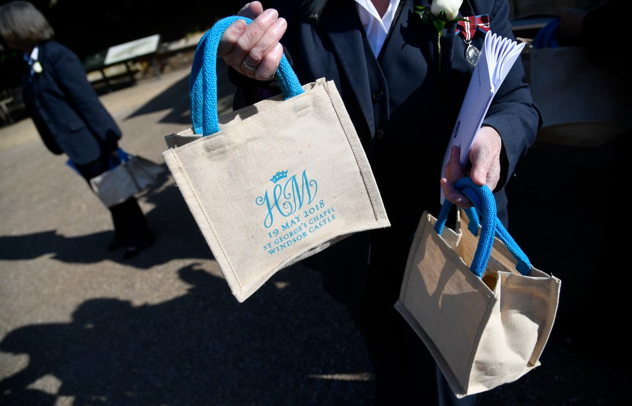 El 'goody bag' con las iniciales de la pareja 'H y M' grabadas al frente debajo de una corona 
<b>causó sensación entre los invitados</b>.