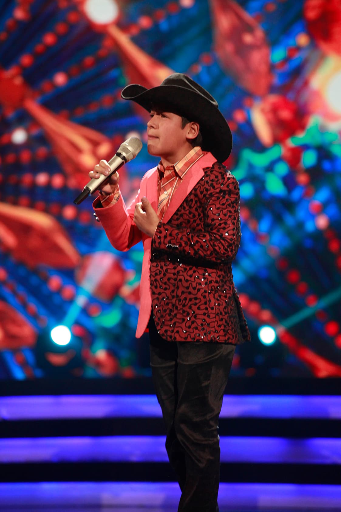 Rafa, el cantante del escuadrón, interpretó el tema 'Te hubieras ido antes', de Julión Álvarez. La interpretación no fue del gusto de los jueces, que le otorgaron las calificaciones más bajas de la noche. Albertano le puso 7, Verónica Castro 8, Miguel Bosé 6 y Karol Sevilla 5.