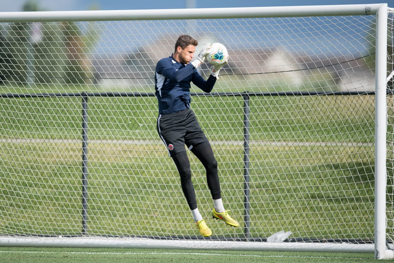 Bajo las órdenes de John Herdman, entrenador de la selección de Canadá, el equipo de la hoja de maple se entrenó para cerrar su preparación de cara a su importante partido ante México por la Copa Oro que se efectuará este miércoles en Denver. Jugadores jóvenes muy interesantes y con enorme potencial que militan en las mejores ligas europeas, son la parte medular de un equipo canadiense que, por lo visto, busca hacerle partido al Tri en el renglón de lo físico y el desgaste por correr en todo el campo.