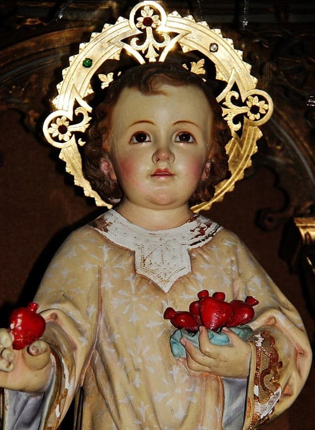 <b>SANTO NIÑO MUEVE CORAZONES</b>
<br>Este pequeño es una figura religiosa del niño Jesús que se encuentra en el Templo de Loreto en el Centro Histórico de la Ciudad de México. En su efigie está cargando en su mano izquierda varios corazones que mantiene frente al suyo, y en la mano derecha extendida sostiene otro corazoncito.