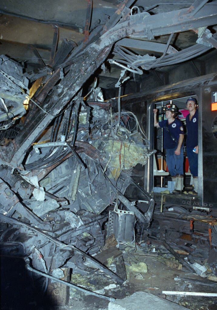 <h3 class="cms-H3-H3"><b>Estados Unidos</b></h3>
<br>
<b>28 agosto 1991</b>
<br>
<br>5 personas murieron y otras 258 resultaron heridas a consecuencia del descarrilamiento de un tren del metro de Nueva York.
<br>
<br>En la imagen del accidente aparecen bomberos que miran los restos retorcidos de un tren del centro de Lexington Avenue 4, debajo de Union Square en Nueva York, el 28 de agosto de 1991.
<br>
<br>
<br>
<br>
<br>