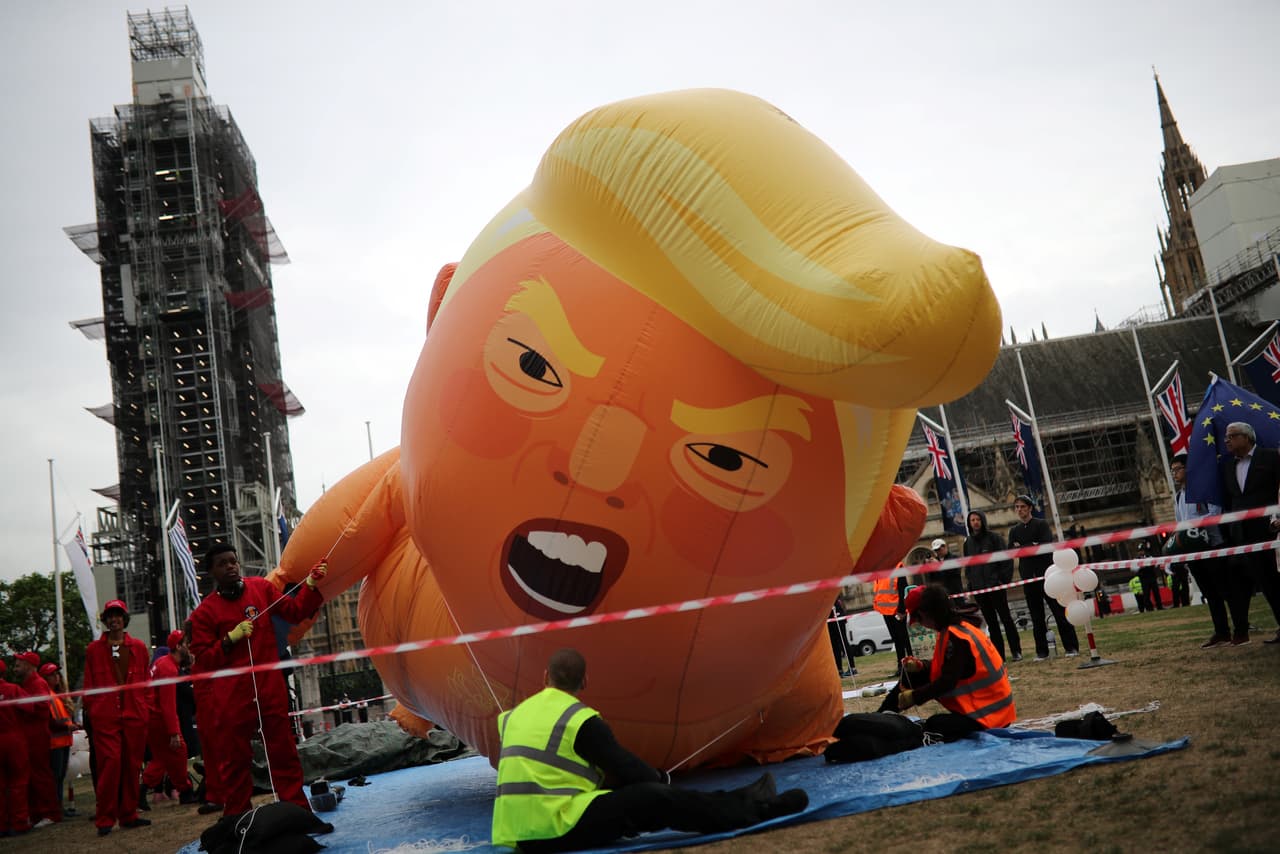 El momento en el comienzan a inflar el 'Bebé Trump' con que el participarán en la protesta contra el mandatario estadounidense en Londres.