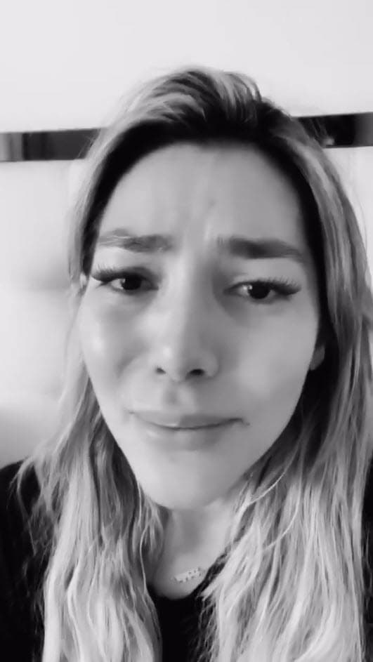 Finalmente Frida Sofía no pudo contener el llanto: "Me muero del coraje y por más fuerte que me haga me duele, porque no es cierto. Yo no he sido más que buena hija con esta 
<b>diabla</b>, no se vale".