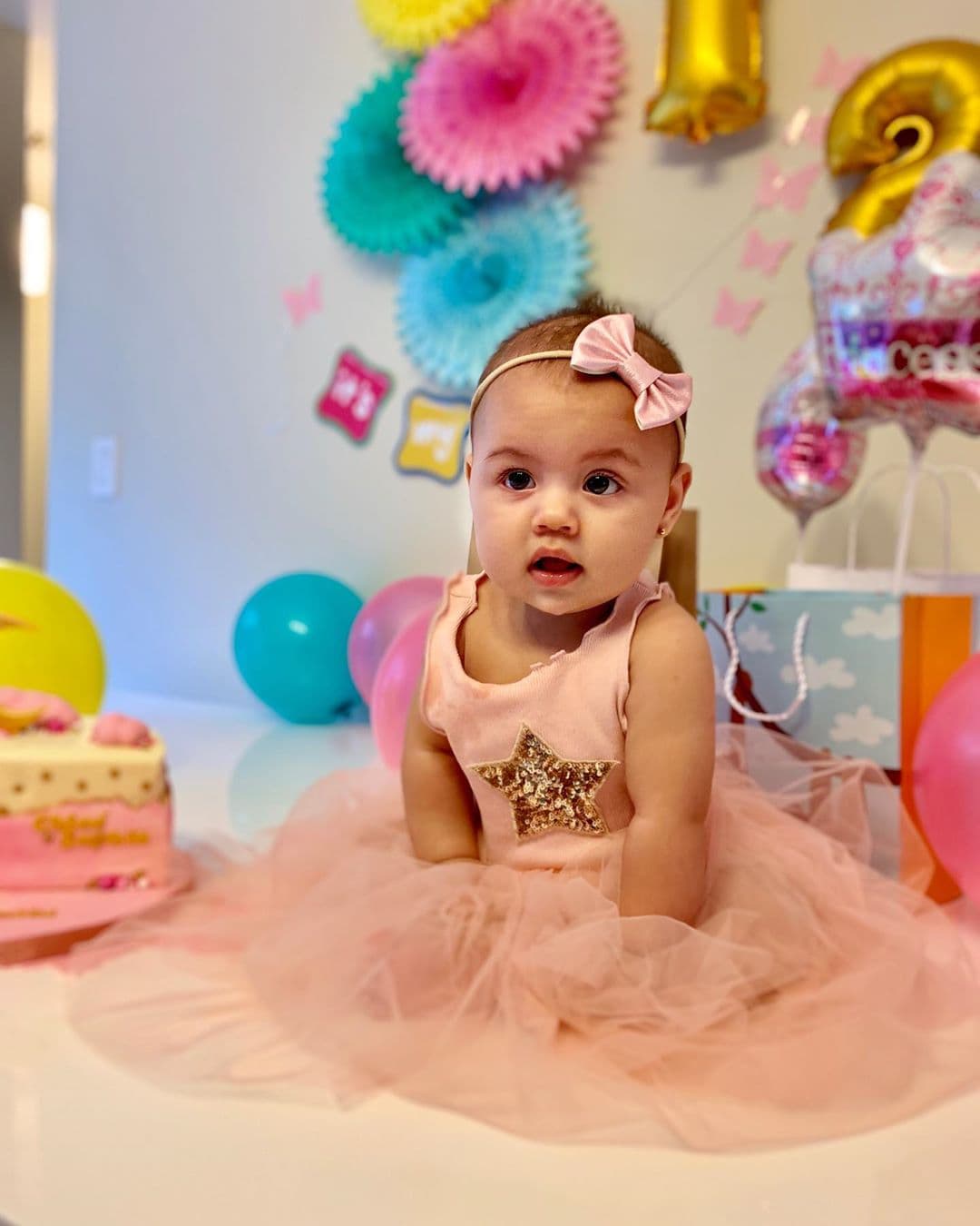 Carolina Sarassa y Andrés Chacón disfrutan la extraordinaria vida que su primogénita les ha concedido desde que la tuvieron en los brazos. "Tu familia te ama, mi princesita", redactó al pie de la galería de fotos del 1/2 cumpleaños.