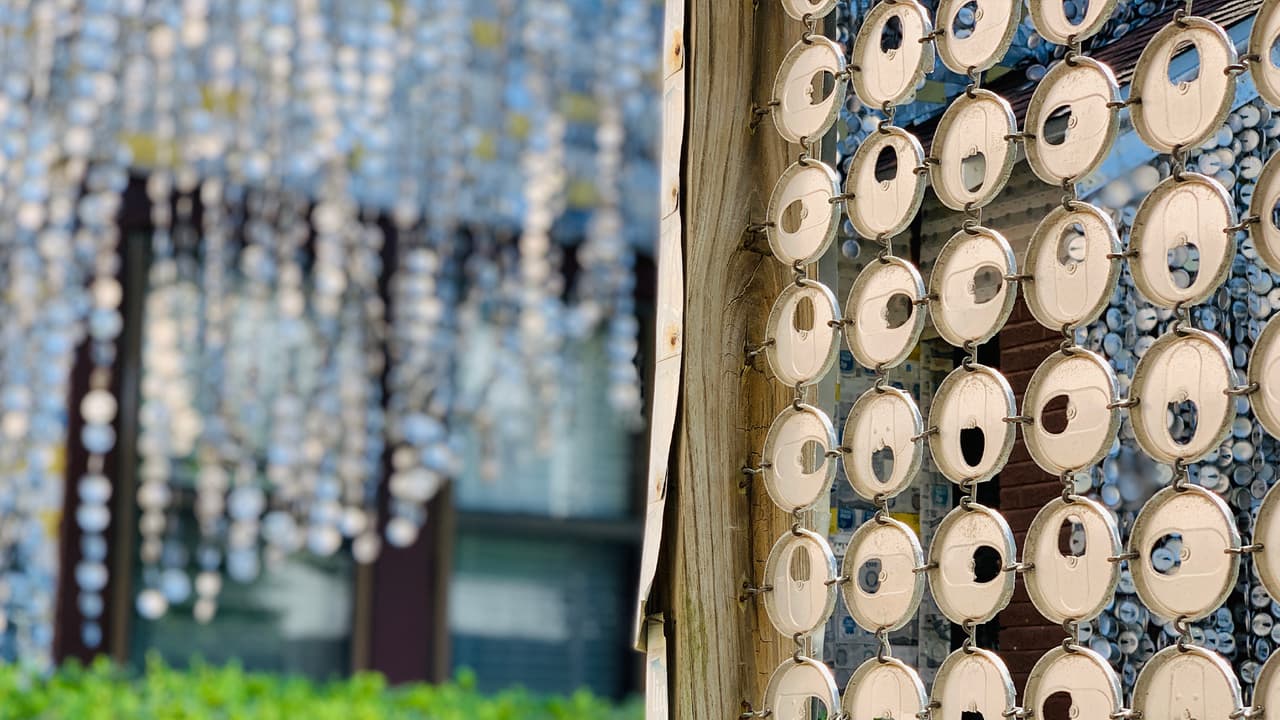 La obra de John ha recibido elogios de coleccionistas de arte popular, directores de museos, escritores, fotógrafos y productores de cine de todo el mundo.