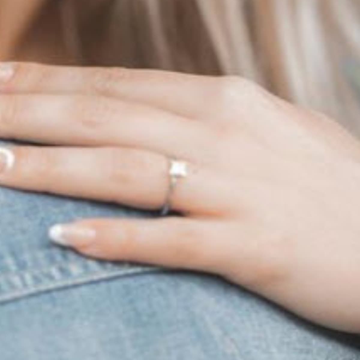 La orfebre calculó que el anillo que Gabriel Soto le dio a Irina Baeva es de medio quilate y tiene un valor de entre 2,500 y 3,000 dólares, aunque podría ser mayor por la marca que lo diseñó.
<br>