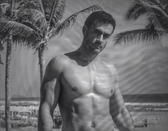 David Zepeda compartió hace unos días esta foto, con esa mirada retadora luce muy sexy.