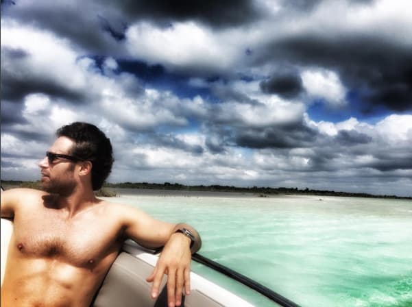 Sebastián Rulli es uno de los galanes que siempre apapacha a sus fans cuando sube fotos en traje de baño.