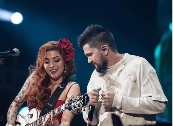 "Deberían sentirse orgullosos y estar a la altura de su pueblo. Con mis propios ojos vi a nuestra gente trabajando. Señores gobernantes, por favor hagan lo mismo y sean dignos de su gente", enfatizó la intérprete. Mon se hizo acompañar en el escenario por Juanes para interpretar el tema 'Amárrame'.