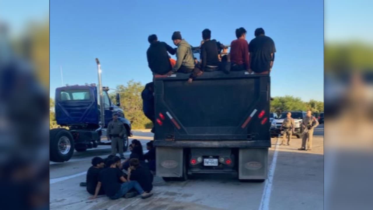 Los investigadores de Texas no han revelado si el vehículo cruzó la frontera a través de un puerto de entrada o si cargó a personas que cruzaron ilegalmente la frontera sin ser atrapadas.
<br>
<br>Y es que los cárteles mexicanos utilizan "casas de escondite" para retener a las personas que han pasado de contrabando mientras organizan el transporte para llevar a cada persona más adentro de los Estados Unidos.
