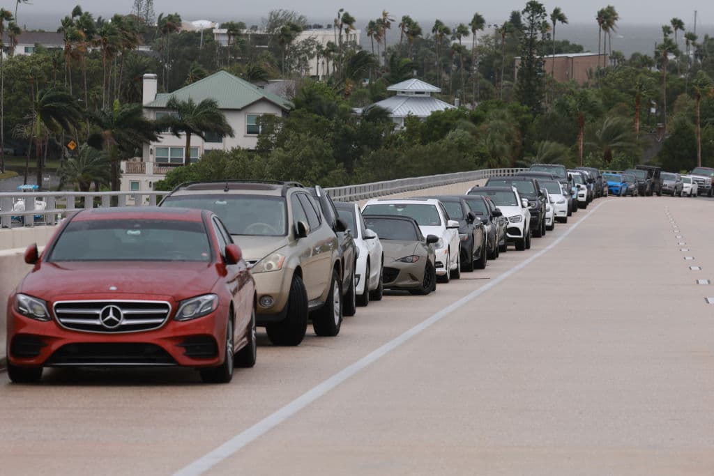 En Saint Petersburg, los dueños de estos vehículos decidieron estacionarlos en un puente buscando protegerlos de las inundaciones.