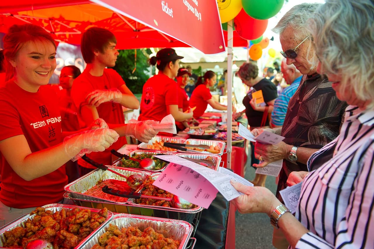 <b><a href="https://www.awesomealpharetta.com/taste-of-alpharetta/" target="_blank">Taste of Alpharetta (5 de mayo)</a></b>: Festival gastronómico anual popular en el centro de Alpharetta, con comida de docenas de restaurantes locales, música en vivo y más.
