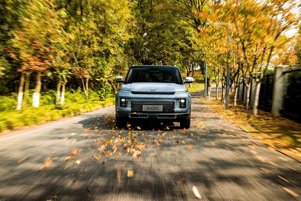 El Icon está motivado por un tren motriz híbrido compuesto por un motor a gasolina, 1.5 litros turboalimentado de 184 caballos de fuerza y 188 lb-pie de torque, y un sistema de 48V que le agrega 13 caballos de fuerza y 33 lb-pie de torque.