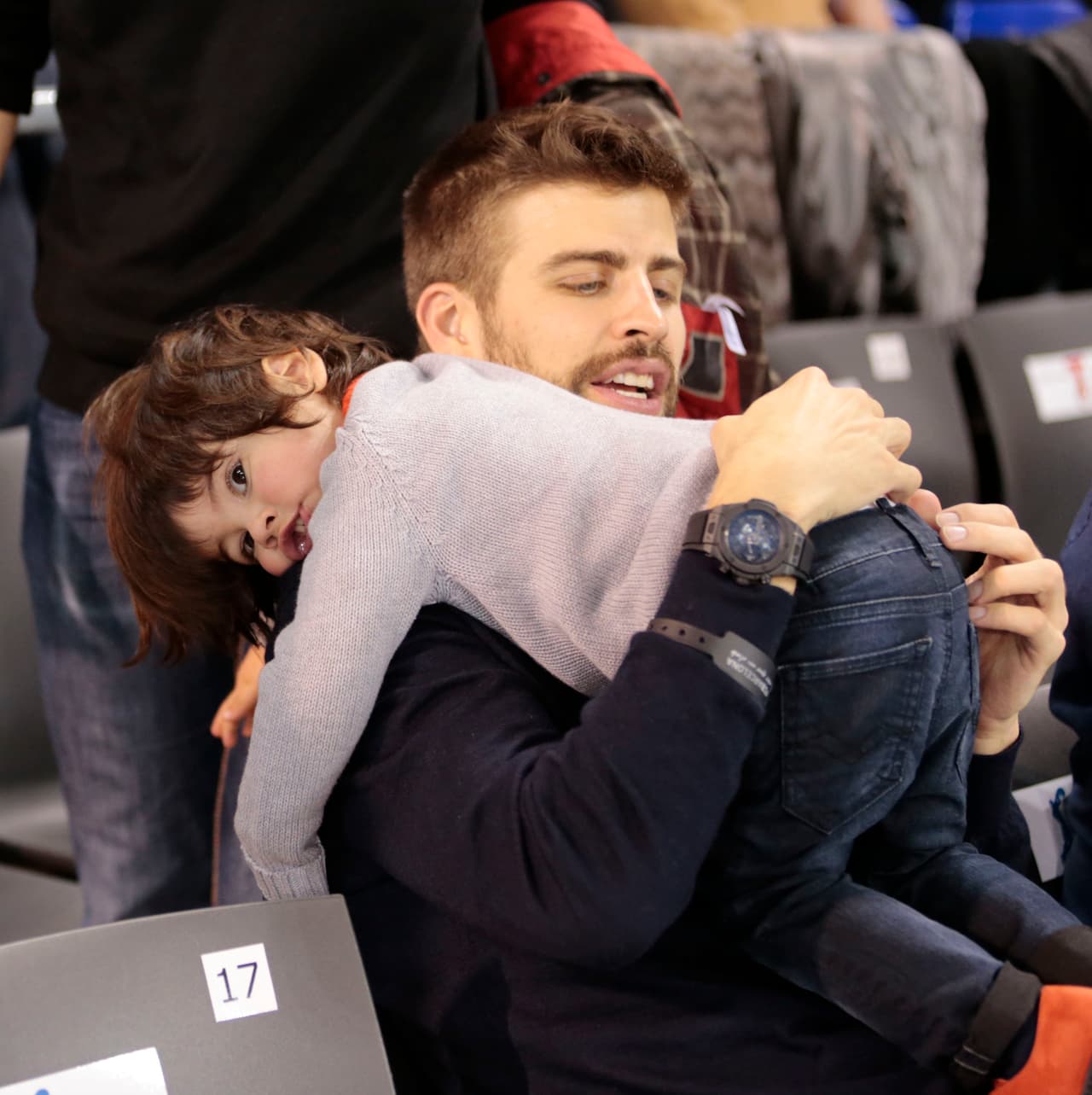 Otra revelación que sale a la luz es que la cantante decidirá le fecha en que se vaya con sus hijos a Miami,
<b> "sin necesidad de consultarlo con Piqué"</b>. 
<br>