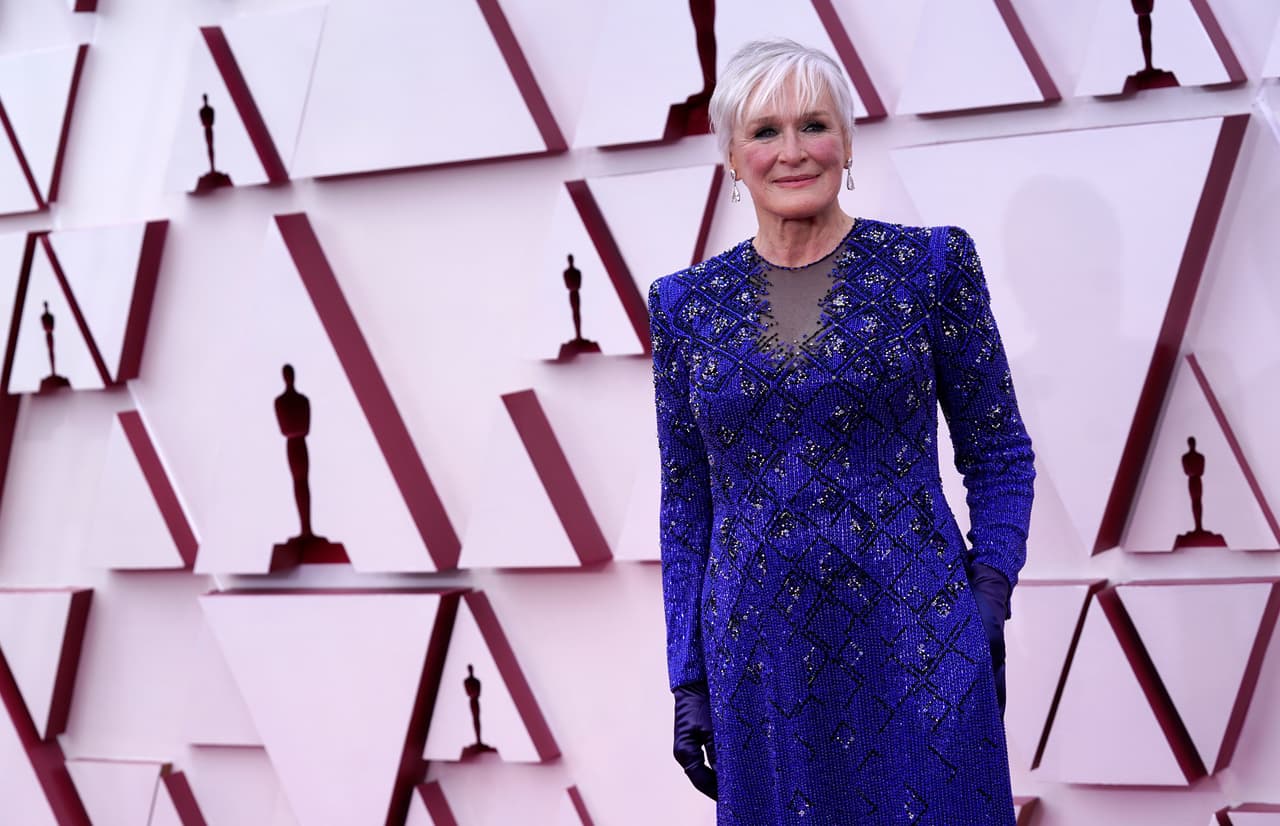 La legendaria Glenn Close llegó a la gala en esta elegante pieza azul oscuro.