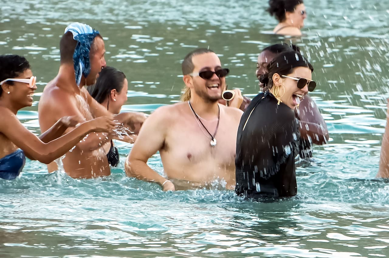 El clima en Mykonos, Grecia, está este verano por encima de los 80 grados farenheit. Sin embargo, Kendall Jenner se metió al mar con un vestido negro, largo y con los brazos cubiertos junto a su amiga su Bella Hadid.