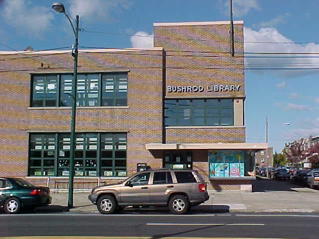 <b>Bushrod Library</b>
<br>6304 Castor Avenue
<br>Philadelphia, PA 19149-2731
<br>215-685-1471
<br>
<br>La 
<a href="https://libwww.freelibrary.org/locations/bushrod-library" target="_blank">biblioteca Bushrod</a> abrió sus puertas el 25 de octubre de 1950. Fue la primera sucursal recién construida en el sistema de bibliotecas gratuitas desde la finalización de la Biblioteca Central en 1927. La biblioteca ofrecía dos pisos con salas de lectura para el público y, de acuerdo con con el legado del Dr. James, una sala especial dedicada a los niños. Hoy en día, Bushrod Room se usa para la hora del cuento y otros programas para niños. La biblioteca fue renovada en 1999 como parte de la campaña "Cambiando Vidas”.
<br>