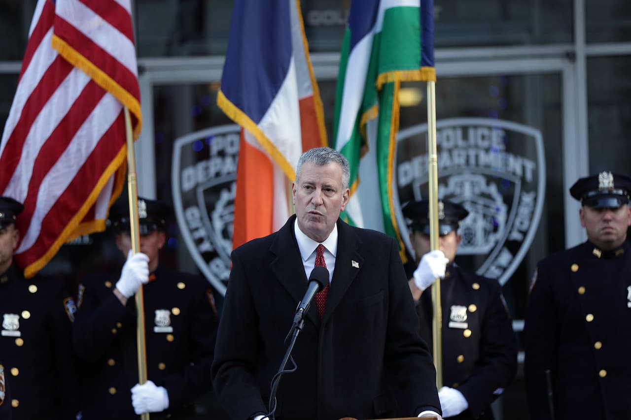 El alcalde Bill de Blasio fue quien en compañía del comisionado de policía, Bill Bratton, dedicaron dos placas de bronce con las inscripciones de dos policías caídos.