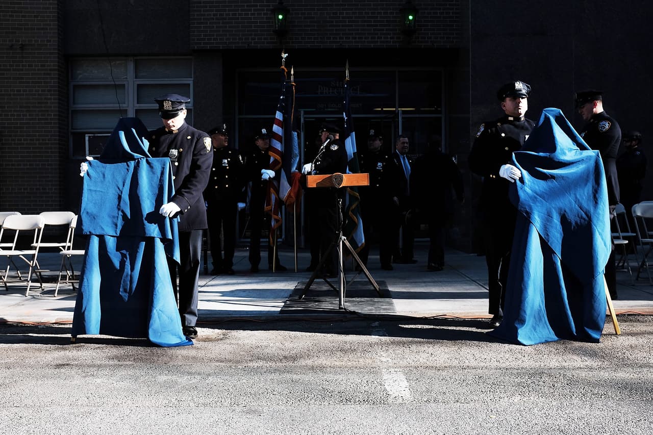 Ismaaiyl Brinsley, quien disparó a los dos oficiales en la cabeza, se suicidó en una estación de metro tras haber cometido el delito.