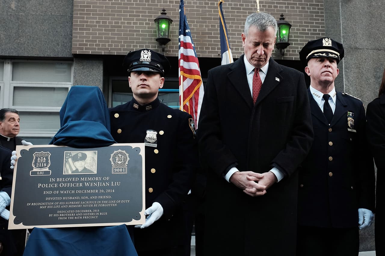 Brinsley, a través de su cuenta de Instagram anunció que estaba planeando disparar contra dos "cerdos" en represalia por el estrangulamiento de Erik Garner.