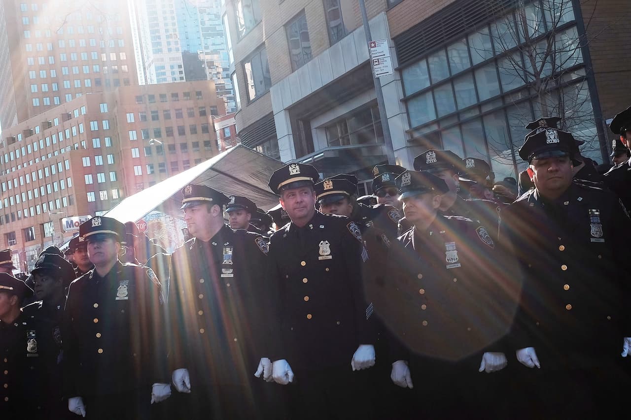 Los oficiales fueron ultimados a través de la ventana de la patrulla.