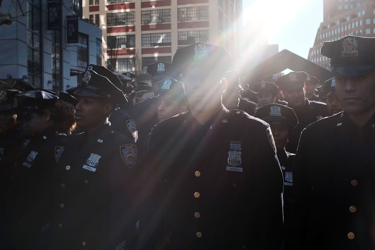 Registros judiciales muestran que Brinsley tenía un historial de arrestos por varios cargos en Georgia, incluidos atraco, robo en tienda, llevar un arma oculta, conducta escandalosa y obstrucción de la justicia.