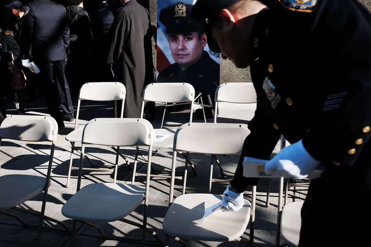 El oficial Rafael Ramos y su compañero fueron asesinados a sangre fría mientras almorzaban dentro de su patrulla.