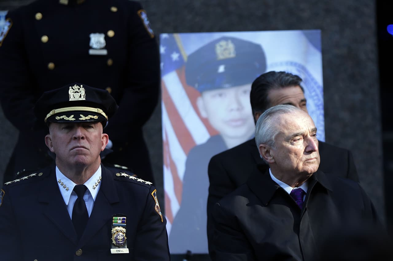 A través de su cuenta de Twitter, Bratton, escribió: "Un año después seguimos siendo fieles a nuestra promesa de que no olvidaremos a nuestros héroes caídos, Detectives Ramos y Liu".