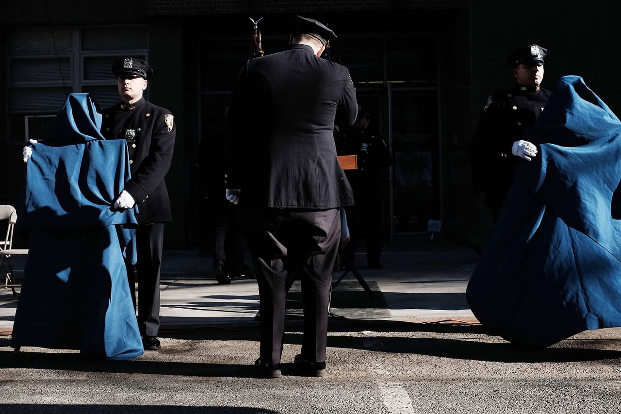 Un helicóptero del NYPD sobrevoló en honor a los oficiales asesinados.