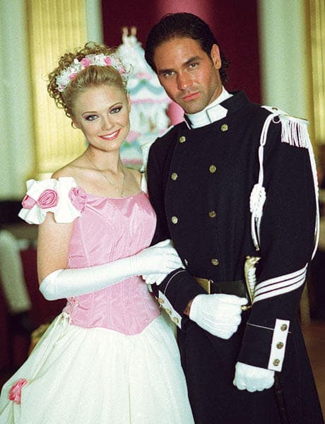 Otra de las telenovelas que protagonizó fue ‘Primer amor… a mil por hora’, junto a Ana Layvska, Mauricio Islas, Anahí, Kuno Becker y Sebastián Rulli.