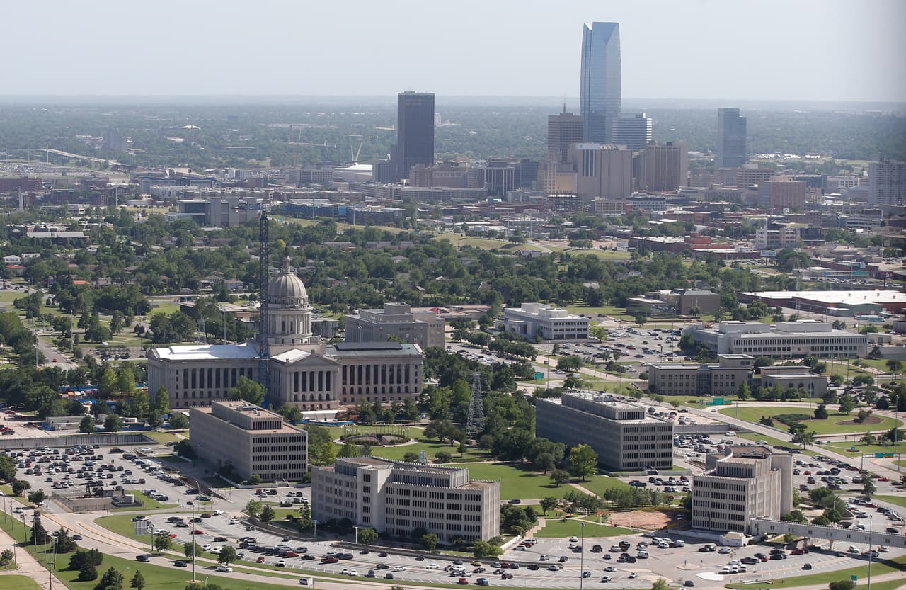 <b>6. Oklahoma.</b> Por el costo de vida del estado, queda en el sexto puesto del
<i>ranking</i>. Si se consideran las cinco categorías, este estado se ubica en el puesto 19 de la lista final. Es uno de los peores evaluados en bienestar (43 de 50), cultura y diversidad (46) y por su criminalidad (42). Uno de los consejos que dan los expertos de Bankrate
<b>antes de elegir a dónde mudarse es pasar algún tiempo en la ciudad o estado en el que se aspira vivir. </b>Además recomiendan rentar por un tiempo antes de comprar una propiedad.