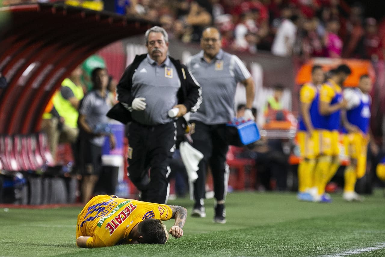 Gignac sufre una falta y queda dolido.