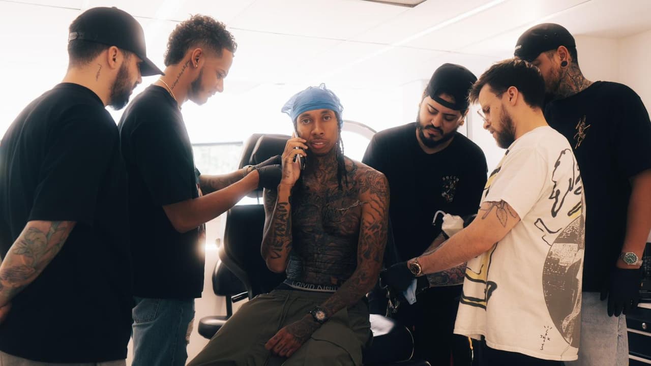 Alejandro Ruiz sigue siendo una figura destacada en el mundo del tatuaje, conocido por su realismo en blanco y negro.