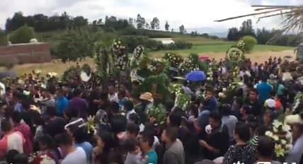 Decenas de personas acompañaron a Virgilio Ruiz a su última morada. Uno de los logros de Virgilio fue haber convencido a la gente de Disney Pixar para que la banda Tierra Mojada formara parte de la música de la cinta animada 'Coco'.