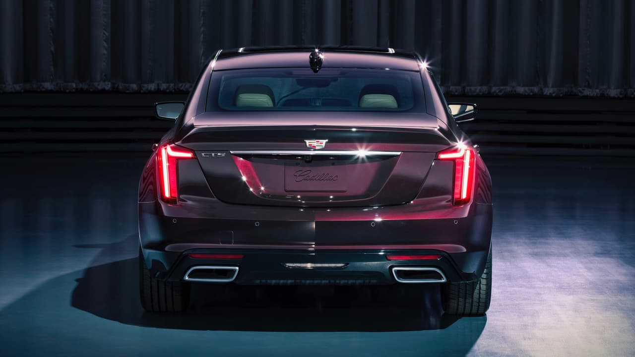 Sin contar con la inovación visual que presenta su frontal, la sección trasera del Cadillac CT5 también logra
<b> </b>sin problemas su misión de 
<b>transmsitir lujo y calidad</b>. En esta área, lo cambios respecto al modelo que el CT5 reemplaza son sutiles y evolutivos.