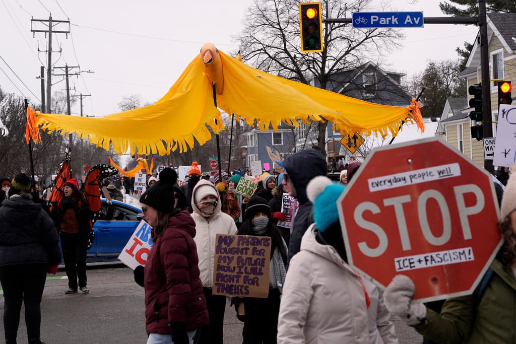 Durante las protestas, ICE continuó operando en distintos puntos de Minneapolis. Residentes reportaron detenciones que dejaron autos abandonados y hasta mascotas dentro de vehículos. La simultaneidad entre las marchas y los operativos reforzó la percepción de tensión constante entre la comunidad y las fuerzas federales.
