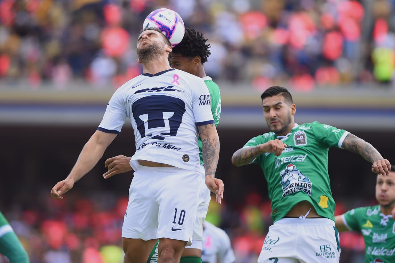 Pumas 1-2 León. Con goles de Macías y Tesillo, para La Fiera; por los locales descontó Carlos González.