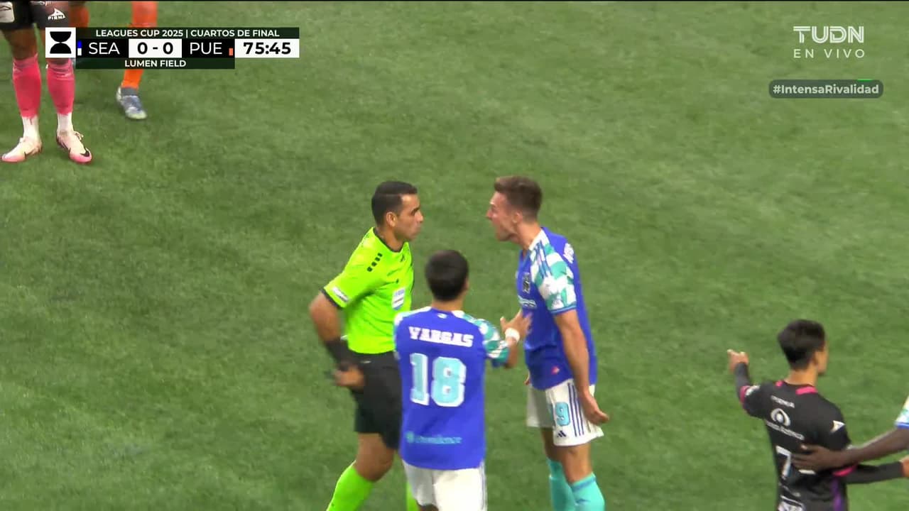 ¡Se pudrió todo! Danny Musovski se va contra el árbitro y le terminan sacando tarjeta roja