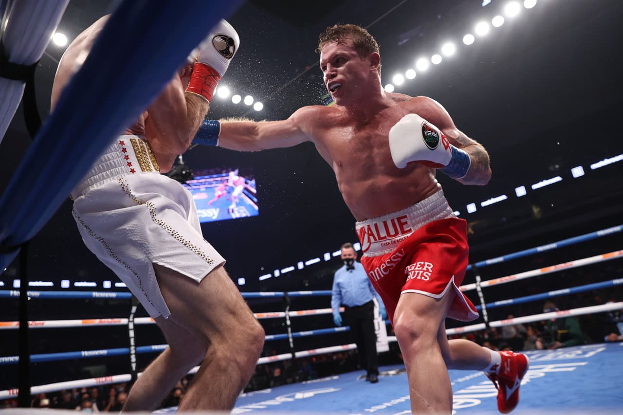 Callum trataba de meterse al pleito, pero Canelo era poco exigido durante el octavo round.