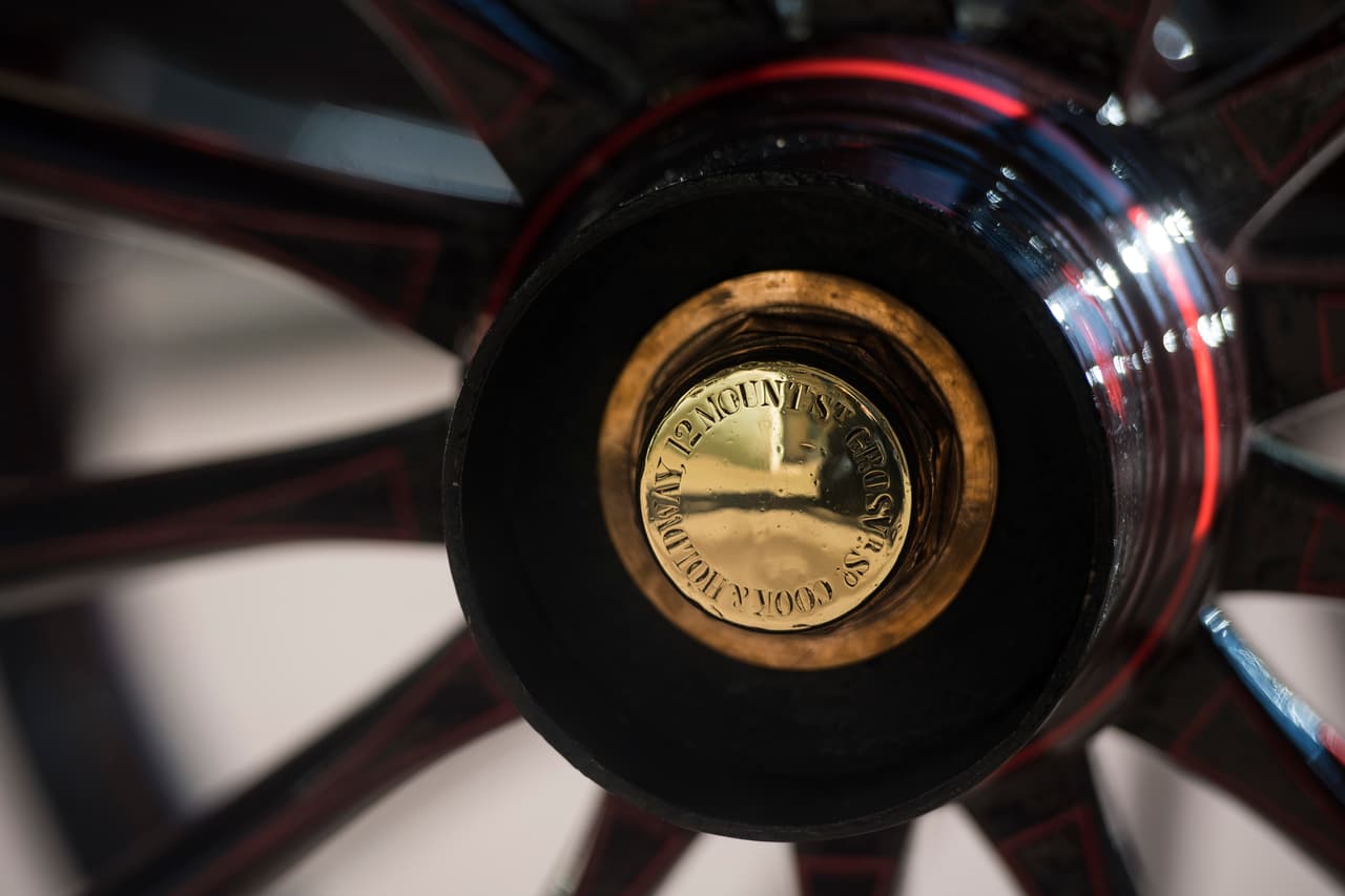 Este detalle de una de las ruedas muestra la única 
<b>identificación del fabricante</b> de los Ascot Landau; Cooks & Holdway, la casa carrocera londinense ubicada en el número 12 de Mount Street en Grosvernor Square constructora de las Ascot Landau.