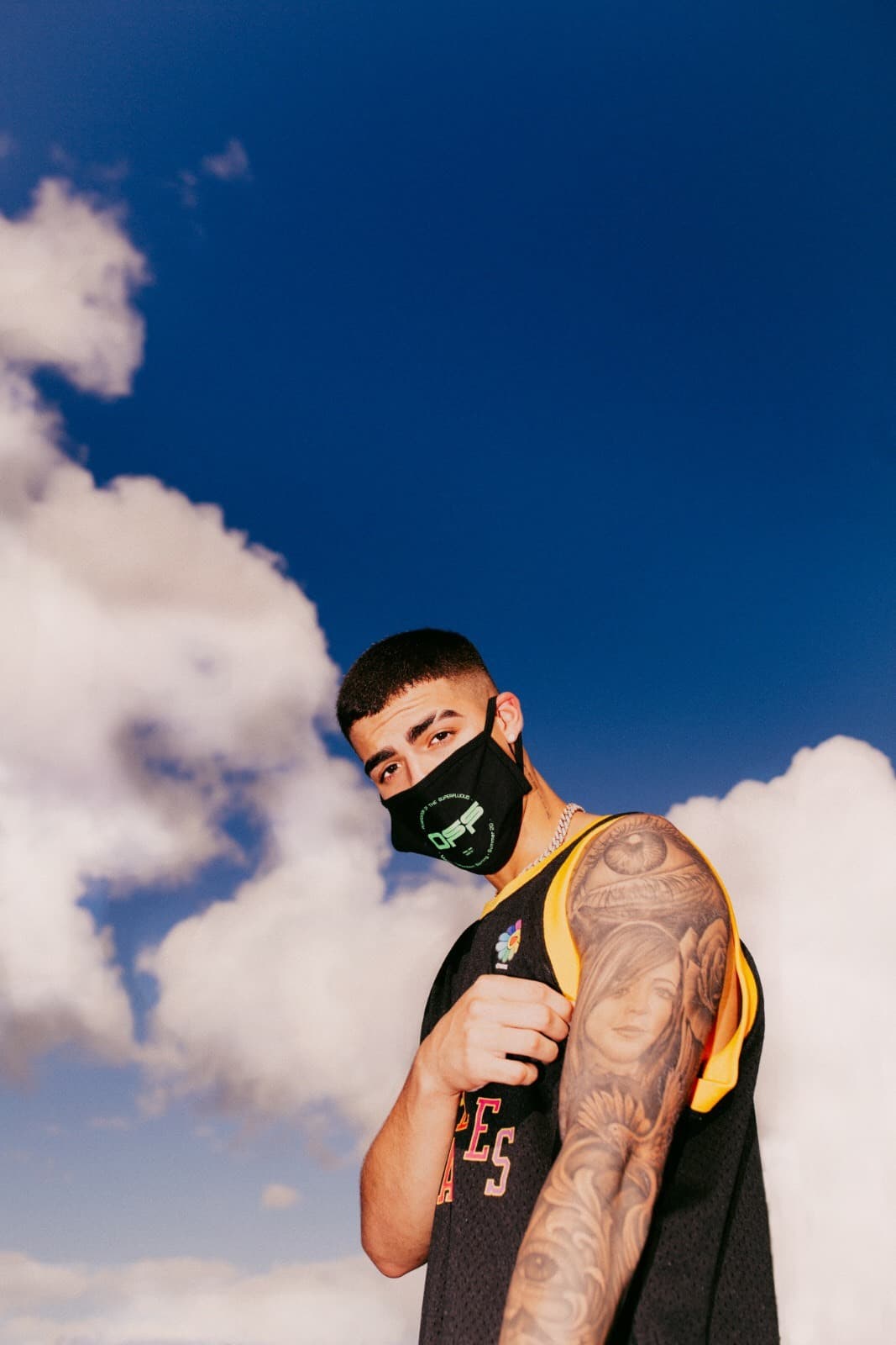 <b>Jefnier Osorio Moreno</b>, mejor conocido como Lunay, comenzó su carrera musical subiendo freestyles a su página de Facebook. Fue ahí donde lo descubrieron los reconocidos productores Chris Jeday y Gaby music, quienes vieron en él un diamante en bruto y firmaron un contrato de manejo.