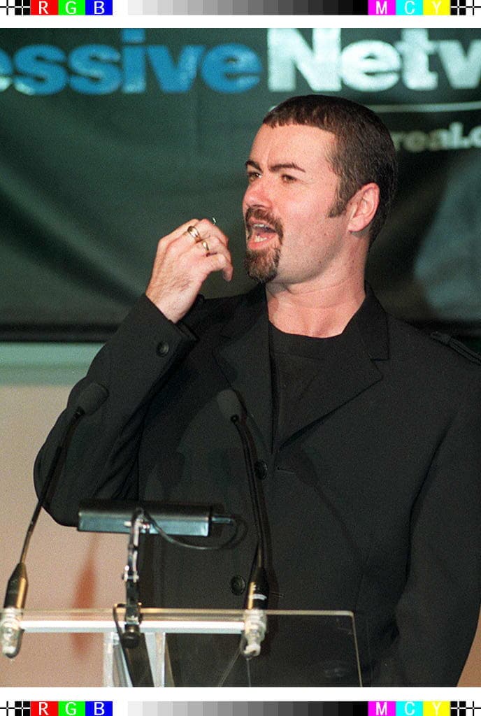 George Michael da una conferencia de prensa el 10 de febrero de 1997 en Cannes.