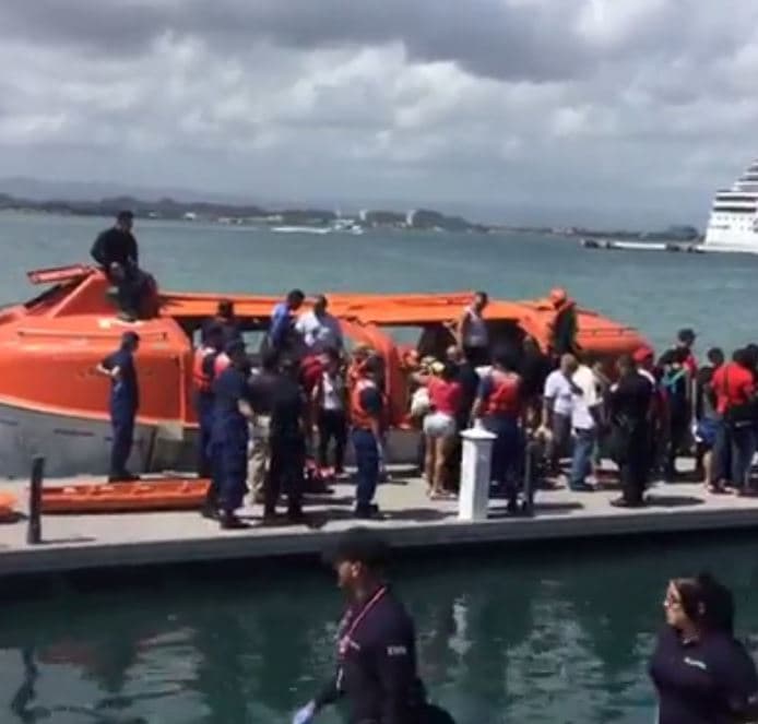 Los 512 pasajeros y tripulantes del ferry Caribbean Fantasy, que se incendió en la mañana de hoy a casi dos millas del puerto de San Juan, han llegado al muelle Panamericano, donde se ha levantado una sala de emergencia tras el fuego.