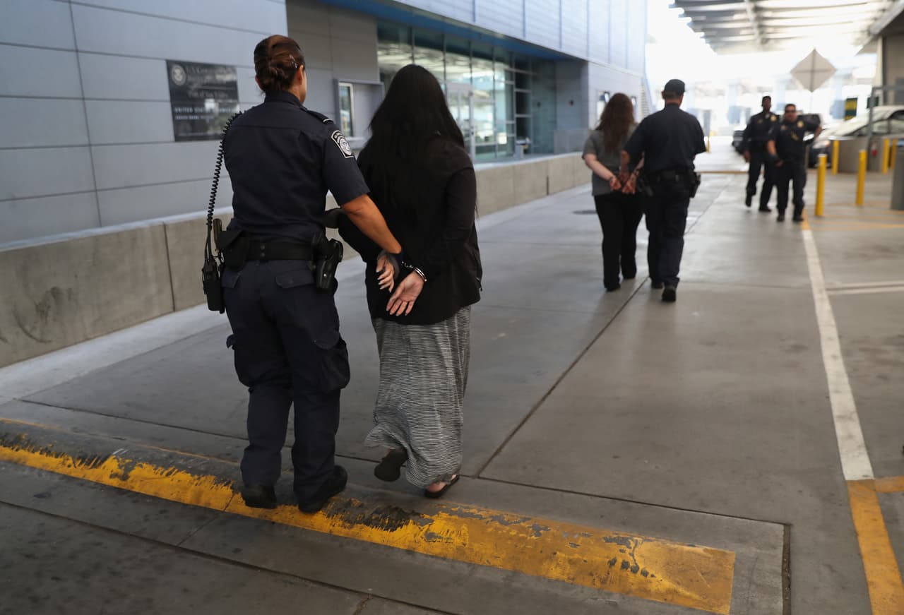 Una madre es detenida con 231 libras de drogas en un auto en el que iban sus cinco hijos (y no es el único caso) 