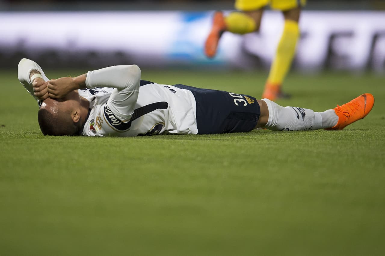 Lesión de tobillo con Pumas. Fuera 42 días, en periodo vacacional. Del 28 de mayo al 9 de julio del 2017.