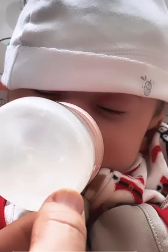 Baby León es la estrella más brillante de la Navidad de Carlos y Vanessa.