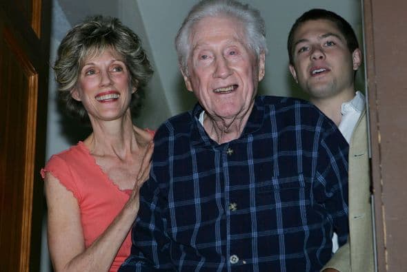 MARK FELT. Fue un agente del FBI que se retiró en 1973. Negó por 30 años ser el informante en el escándalo del Watergate; sin embargo, el 31 de mayo de 2005 por fin confesó que él era el legendario soplón “Garganta Profunda”. Falleció el 18 de diciembre de 2008.