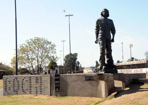 <b>ROSARIO (Argentina). Che Guevara. </b>Al noroeste de Buenos Aires
<b>está la ciudad natal del guerrillero que este lunes cumple 50 años de haber sido fusilado en Bolivia.</b> La
<b><a href="http://www.fundacionbases.org/cms/" target="_blank">Fundación Internacional Bases </a></b> lanzó sin éxito en
<b><a href="https://www.change.org/p/municipalidad-de-rosario-remuevan-los-homenajes-a-ernesto-che-guevara" target="_blank"> Change.org</a></b> una petición para retirar la estatua. También quieren quitar una placa en la casa natal, un mural, eliminar un recorrido turístico en su honor y renombrar una plaza. El argumento de la fundación es que "el guevarismo en Cuba dejó 10,723 asesinados (...), 78,000 muertos intentando escapar de la isla", entre otras cosas.